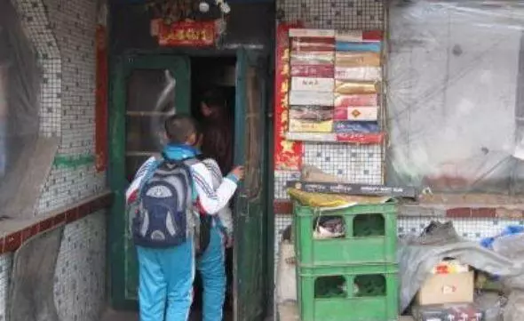 拋棄患難妻子,偷偷外出會情人意外車禍身亡,多年後兒子養妻子老