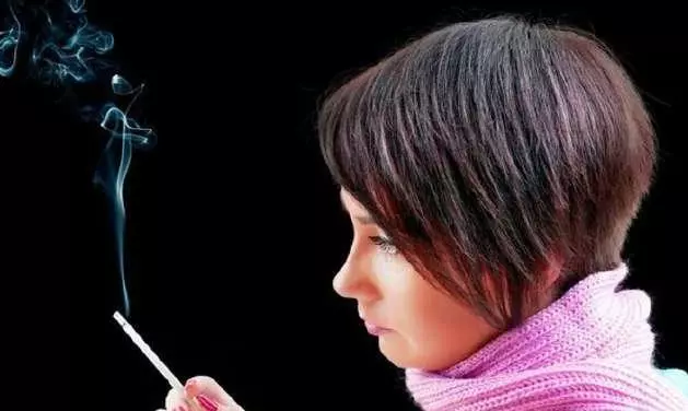女員工頭天上班就抽菸,被經理痛批,第2天,經理卻被開除了