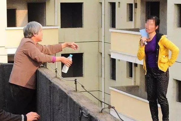 乾得好!婆婆搶兒媳娘家的房子,哥哥動下手指就擺平了婆婆