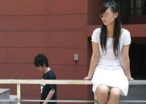 婆婆動手打兒媳,兒媳主動凈身出戶,老公開心送她走,婆婆後悔了
