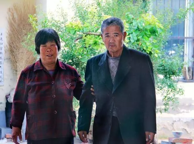 農村夫妻被親家母冷嘲熱諷,老漢忍不可忍一席話全場頓時無聲,嚇得親家公趕忙鞠躬道歉!