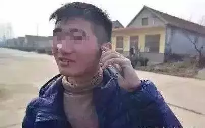 父親欠了一屁股債,兒子為了還債準備賣掉婚房,債主一來卻給兒子跪下了!