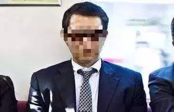 父親欠了一屁股債,兒子為了還債準備賣掉婚房,債主一來卻給兒子跪下了!