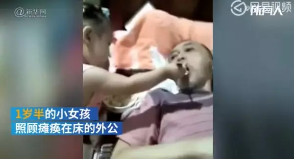 阿公把「0血緣女兒」帶回家養!如今他突然「癱瘓躺床」,超可愛1歲孫女「挖飯一口一口餵」報恩阿公:嘴嘴啊!
