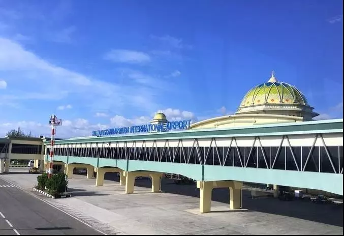 亞齊要求穆斯林空姐必須戴頭巾,亞航這樣回應,網友紛紛表示:「不想乘坐了!」
