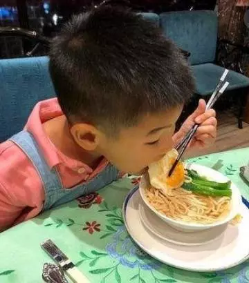 母親帶兒子吃早餐忘記付錢,攤販心軟沒追出去討要,竟因此救了自己的女兒一命!