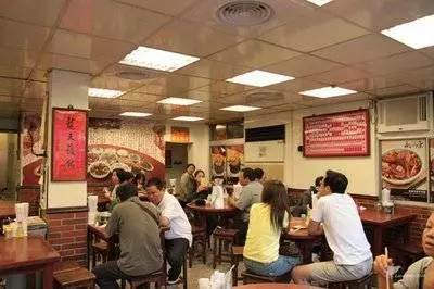 母親帶兒子吃早餐忘記付錢,攤販心軟沒追出去討要,竟因此救了自己的女兒一命!