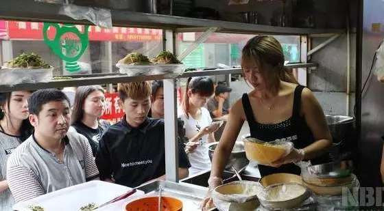 母親帶兒子吃早餐忘記付錢,攤販心軟沒追出去討要,竟因此救了自己的女兒一命!