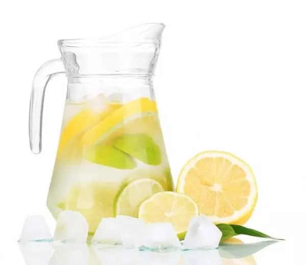 「檸檬」用「冷水」還是「熱水」泡才有養生效果?許多人喝了幾十年都喝錯了!