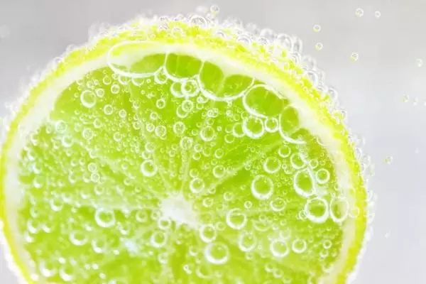 「檸檬」用「冷水」還是「熱水」泡才有養生效果?許多人喝了幾十年都喝錯了!