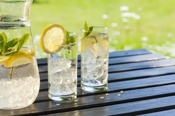「檸檬」用「冷水」還是「熱水」泡才有養生效果?許多人喝了幾十年都喝錯了!