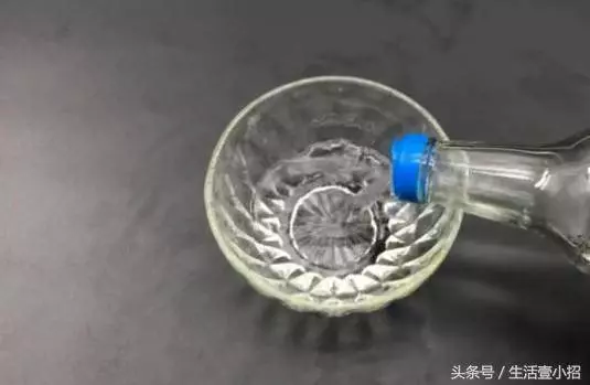 牙膏加到白醋里太厲害了,放一次能幫家裡省下很多錢,太實用了