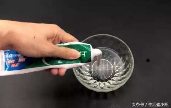 牙膏加到白醋里太厲害了,放一次能幫家裡省下很多錢,太實用了