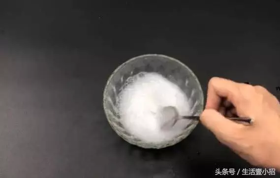 牙膏加到白醋里太厲害了,放一次能幫家裡省下很多錢,太實用了