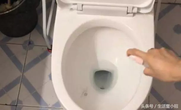 牙膏加到白醋里太厲害了,放一次能幫家裡省下很多錢,太實用了