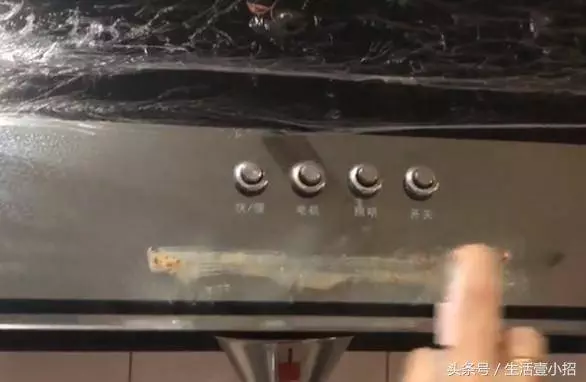 牙膏加到白醋里太厲害了,放一次能幫家裡省下很多錢,太實用了
