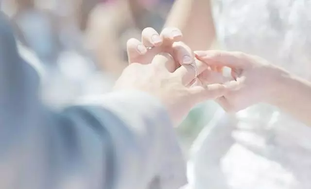 婚後半年哥們嘲笑我妻管嚴,我笑回8個字,哥們啞口無言