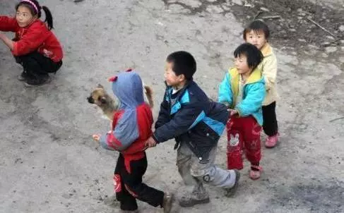 奶奶將孫子孫女供上大學,去世時卻嘆說:下輩子我們不要認識了