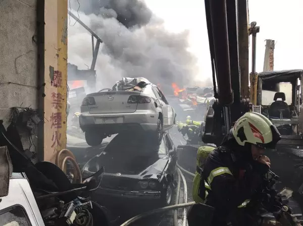 汽車回收場多輛廢車忽起火 烈焰濃煙直衝天際