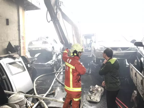汽車回收場多輛廢車忽起火 烈焰濃煙直衝天際