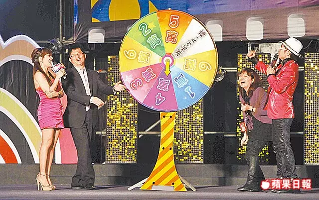 爽歪!老闆交代「尾牙別帶老婆」藏神秘驚喜 幾秒後「送上超狂安慰獎」暗笑:幫你們改運~