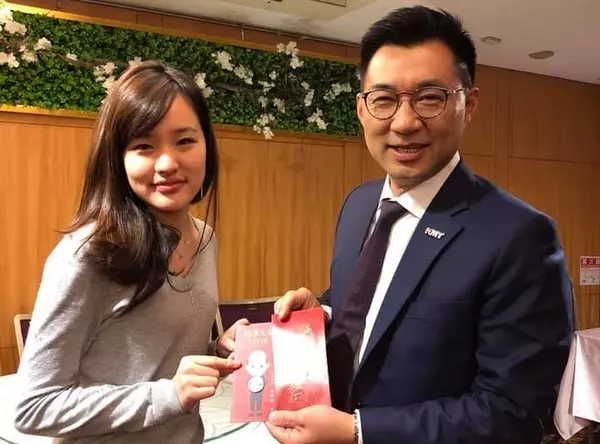 韓冰送紅包江啟臣樂翻 網友羨煞:辣妹送的別有意義