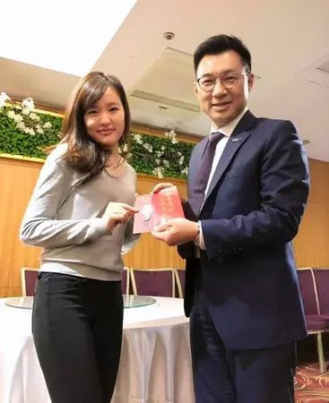韓冰送紅包江啟臣樂翻 網友羨煞:辣妹送的別有意義