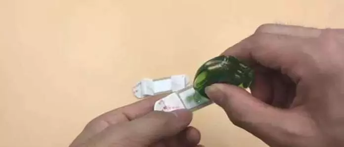 睡前在床頭貼一個創可貼太厲害了,解決了家家戶戶最大的難題,看完你會感謝我!