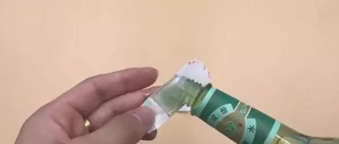 睡前在床頭貼一個創可貼太厲害了,解決了家家戶戶最大的難題,看完你會感謝我!