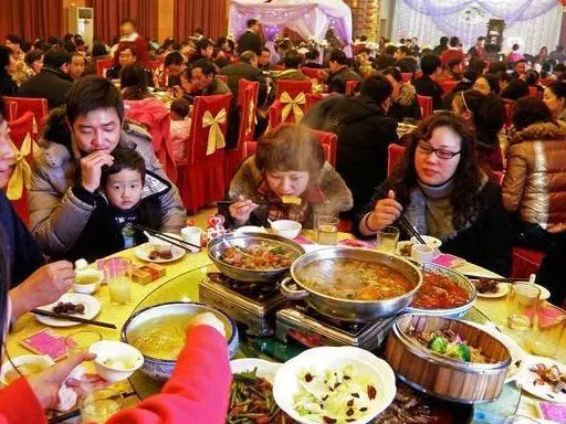 婚宴上,公婆安排有錢親戚坐主位,女方父母坐在接菜口,新娘當場退婚!