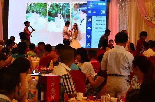 婚宴上,公婆安排有錢親戚坐主位,女方父母坐在接菜口,新娘當場退婚!