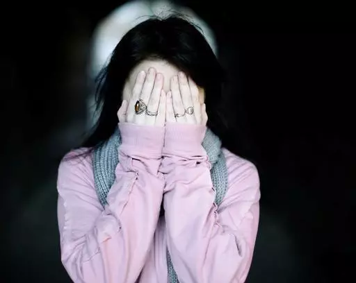 婚宴上,公婆安排有錢親戚坐主位,女方父母坐在接菜口,新娘當場退婚!
