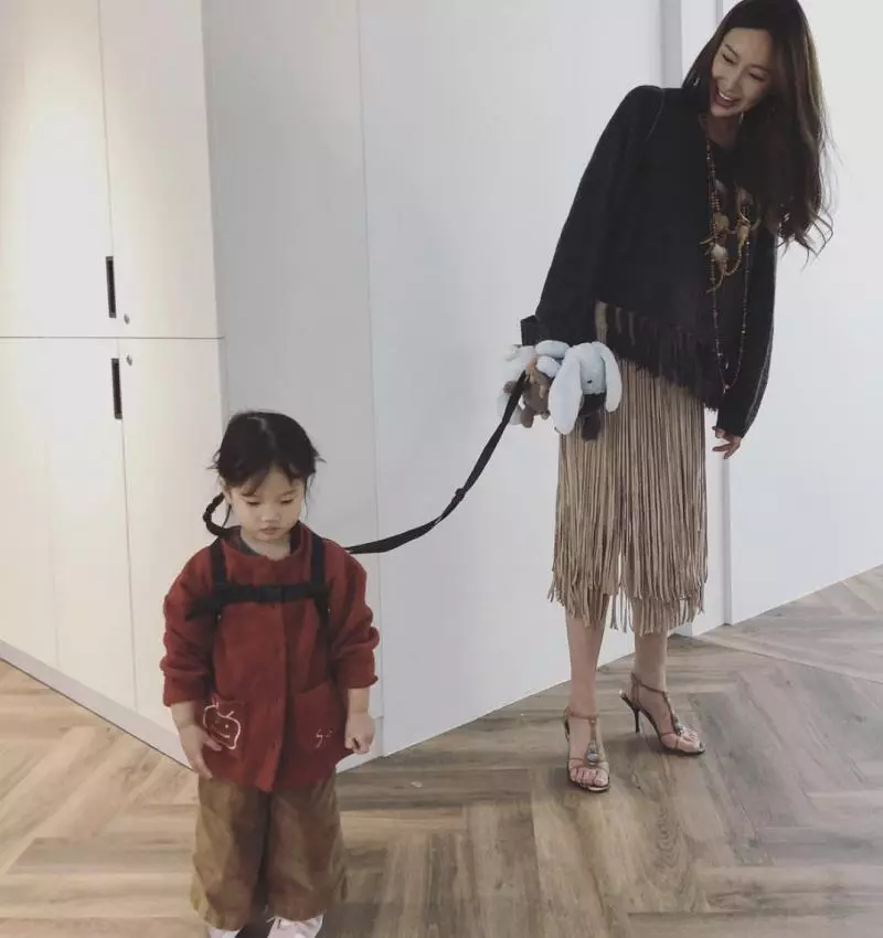 老公兒子出國了!隋棠「帶2歲女兒上班」萌翻員工,乖巧小動作「曝完美家教」網讚爆:這超重要!