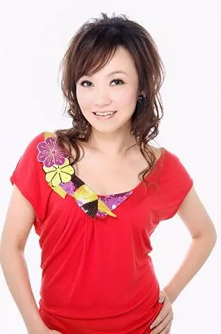 還記得「被沈玉琳狠甩」的佩真嗎?消失10年如今與「化妝品富商」戀情曝光!原來他竟是...