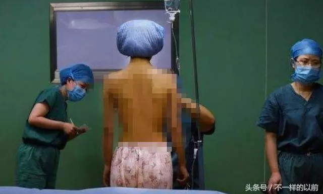 被老公嫌棄胸小,女孩去做隆胸手術,醫生看女孩胸前的紋身後報了警!