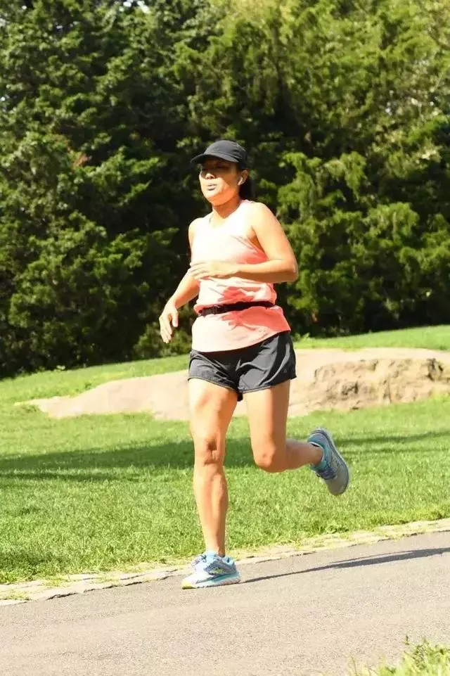 身家超過200億的54歲富婆!「每周跑步4次」從未停下腳步:因為自律所以富有!