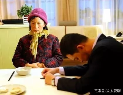 坐月子半個月,婆婆讓我去地里干農活,老公回家後,婆婆傻了眼