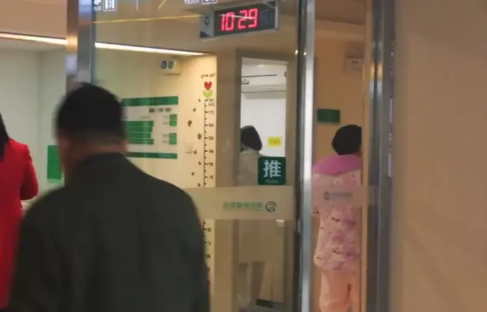 在購物單裡發現媽媽「偷買假髮」 女大生才驚覺「她已經化療了一年」自責:我不孝