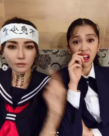 姐姐就是能屈能伸!謝金燕鏡頭前「直接挖鼻孔」 耍太妹卻性感狂圈粉