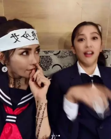姐姐就是能屈能伸!謝金燕鏡頭前「直接挖鼻孔」 耍太妹卻性感狂圈粉