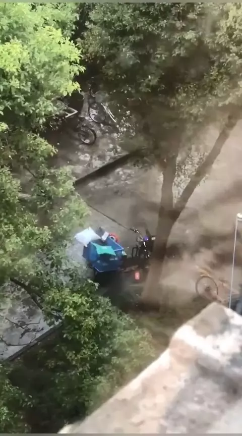快遞哥雨中崩潰大哭 路人以為貨品弄丟...上前一問揭開「比扣錢還要痛」的女友教訓
