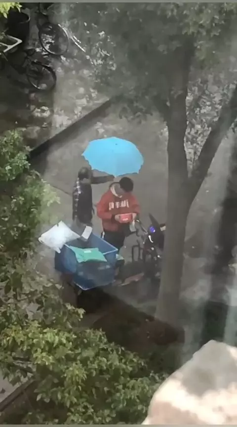 快遞哥雨中崩潰大哭 路人以為貨品弄丟...上前一問揭開「比扣錢還要痛」的女友教訓
