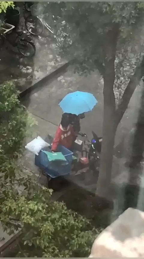 快遞哥雨中崩潰大哭 路人以為貨品弄丟...上前一問揭開「比扣錢還要痛」的女友教訓
