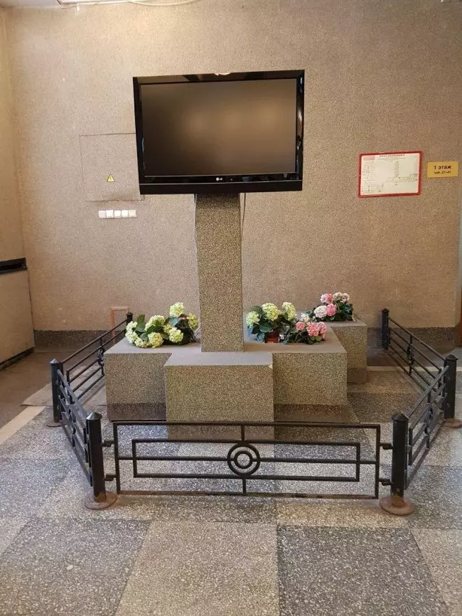 18張爆笑照片證明「你對這個世界的瞭解還太少」 用兩片PP夾住捷運扶桿就有手拿東西了!