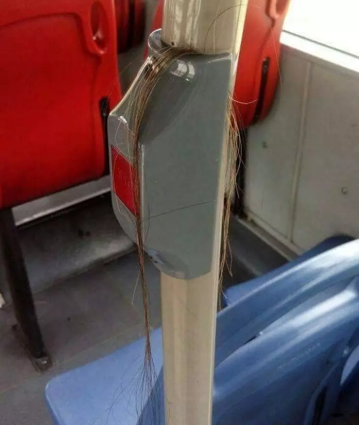 刮腿毛卻拆了水龍頭!22張自己都無語的「衰人真事」 頭髮夾進公車扶手太驚悚...
