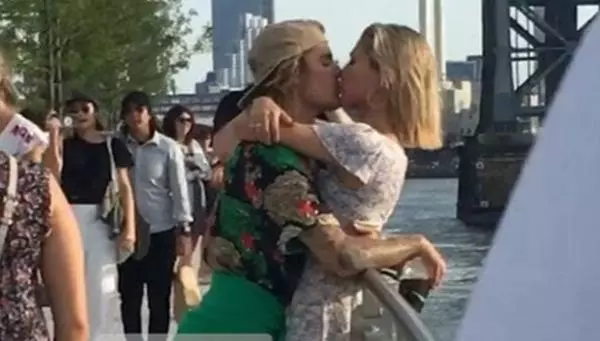 少女們最悲傷的一天!海莉全面「冠夫姓」默認結婚說 小賈甜蜜回應:老婆妳太完美❤
