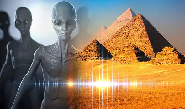 時空旅人的證明!埃及金字塔內找到「飛機象形文字」 專家:是保護埃及擊退敵人的人!