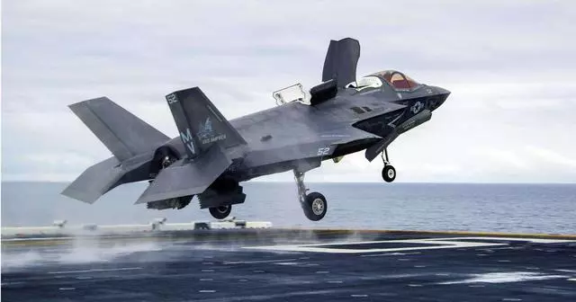 10架F-35B對上24架殲15也能占上風?專家:以一敵二還差火候