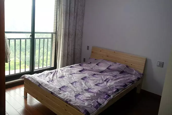 女兒懷孕,總說半夜有人站床邊,母親起疑,躲臥室陽台一瞧,蒙了