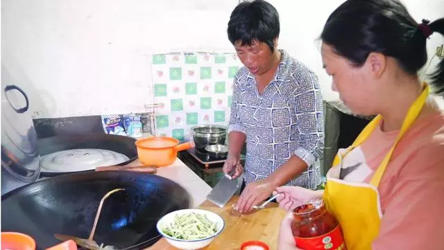 訂婚時准婆婆說:懂事的姑娘都不要彩禮,我笑著回准婆婆七個字